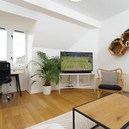 Lovely Apartment In Victoria Park Village London Exterior photo