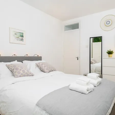 Lovely Apartment In Victoria Park Village London Exterior photo