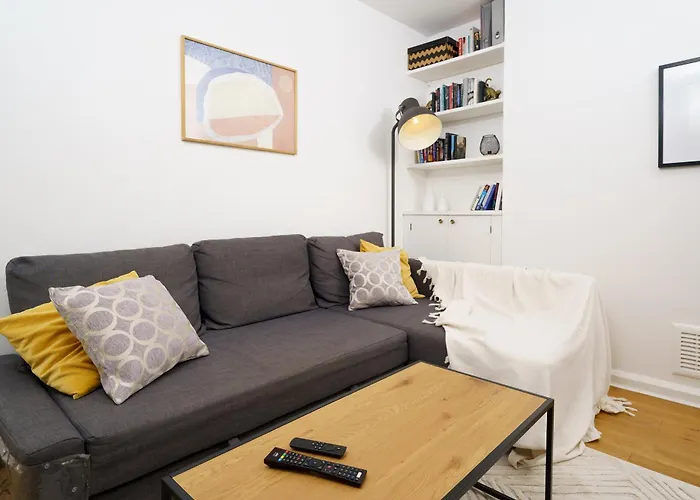Lovely Apartment In Victoria Park Village