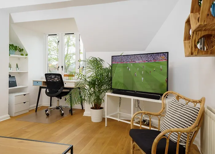 Lovely Apartment In Victoria Park Village